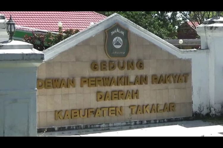 Seorang oknum anggota DPRD Kabupaten Takalar, Sulawesi Selatan dilaporkan ke Polsek Tebet, Jakarta Selatan atas dugaan kasus penganiayaan oleh seorang wanita. Selasa, (5/9/2023).