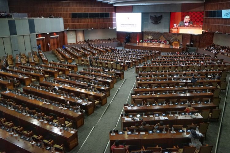 Suasana Rapat Paripurna Ke-12 Masa Persidangan III DPR, di Kompleks Parlemen, Senayan, Jakarta, Rabu (13/2/2019).