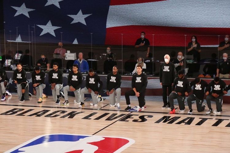 Para pemain San Antonio Spurs dan Sacramento Kings berlutut di sebelah logo Black Lives Matter jelang lanjutan laga NBA di Florida, Amerika Serikat, pada 31 Juli 2020.