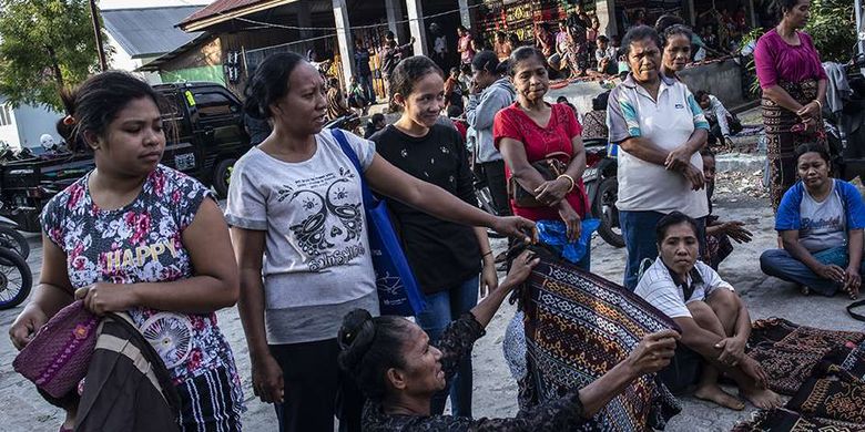 Warga memilih kain tenun ikat di Pasar Alok, Maumere, Sikka, Nusa Tenggara Timur (NTT), Selasa (31/7/2018). Di Pasar Alok, setiap Selasa mulai pukul 06.0013.00 Wita merupakan hari khusus bagi perajin seantero Kabupaten Sikka dan daerah lainnya untuk menjual kain tenun ikat hasil kerajinan tangan yang dibuat dengan mesin tenun tradisonal.