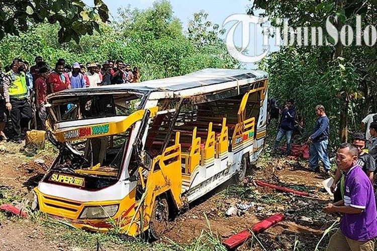 Penampakan kereta kelinci 'yang terperosok di ladang mengakibatkan dua orang tewas di Dukuh Dawung, Desa Sempu, Kecamatan Andong, Kabupaten Boyolali, Rabu (11/5/2022). 
