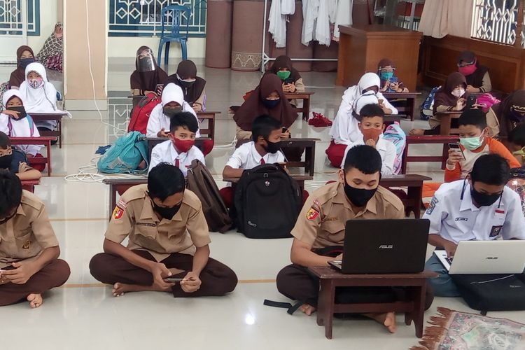 Sejumlah siswa sedang belajar di Masjid Darul Huda Kota Padang