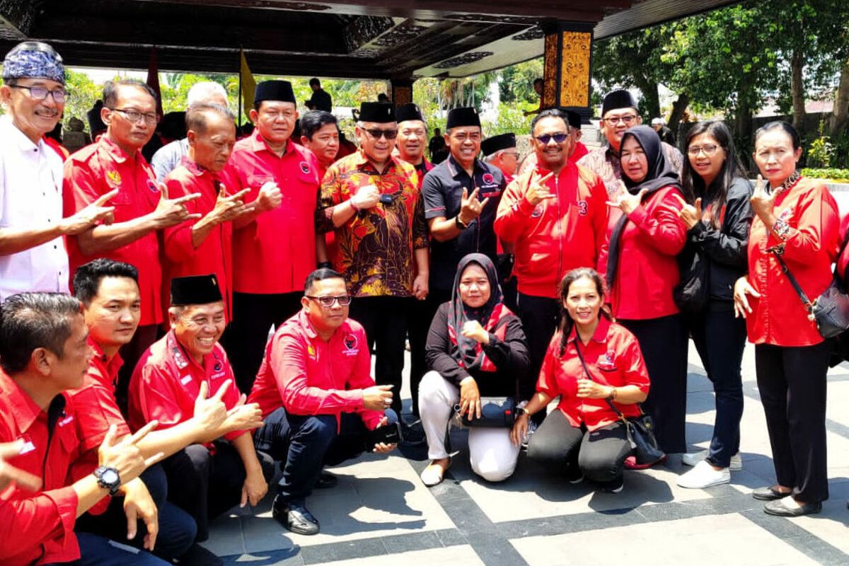 Sekretaris Jenderal Partai Demokrasi Indonesia Perjuangan Hasto Kristiyanto berfoto bersama kader PDI-P Kota dan Kabupaten Blitar serta sejumlah pengurus DPD PDI-P Jawa Timur di pelataran dalam Makam Bung Karno, Sabtu (21/9/2024)