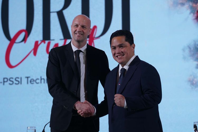 Penasihat Teknis Jordi Cruyff (kiri), Ketua Umum PSSI Erick Thohir (kanan) berfoto bersama sesaat setelah konferensi pers di Hotel Mulia, Senayan, Jakarta Pusat, Selasa (11/3/2025).