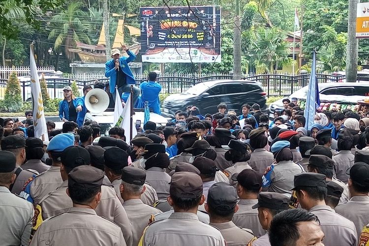Demo di DPRD Riau, Mahasiswa UIR Desak Pemerintah Audit Program Makanan Bergizi Gratis