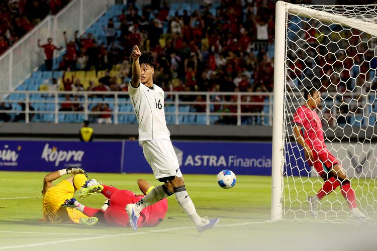 Pemain Timnas U23 Indonesia Hokky Caraka gagal menjebol gawang Korea Selatan saat laga Grup J Kualifikasi Piala Asia U23 2026 yang berakhir dengan skor 1-0 di Stadion Gelora Delta Sidoarjo, Jawa Timur, Selasa (9/9/2025) malam.