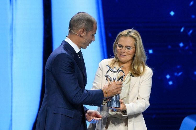 Presiden UEFA, Aleksander Ceferin, memberikan penghargaan Pelatih Wanita Terbaik UEFA kepada pelatih Timnas Inggris, Sarina Wiegman, di panggung usai drawing fase grup Liga Champions 2023-2024 di Grimaldi Forum, Monako, pada Kamis (31/8/2023).