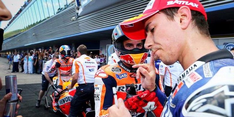 Pebalap Yamaha, Jorge Lorenzo (kanan), tidak menanggapi uluran tangan Marc Marquez (kiri) dari tim Honda, usai balapan GP Spanyol di sirkuit Jerez, Minggu (5/5/2013). Lorenzo kecewa karena dilewati Marquez di tikungan terakhir. Lorenzo finis ketiga, Marquez kedua.