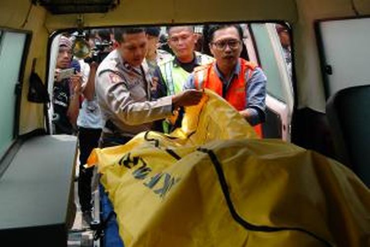 Petugas membawa jenazah penambang emas ilegal ke dalam mobil ambulans untuk diserahkan kepada pihak keluarga korban, Kamis (29/10/2015). Tim DVI Polda Jawa Barat berhasil mengidentifikasi ketiga penambang emas yang tewas tertimbun longsor di areal tambang PT Antam,   Gunung Pongkor, Kecamatan Nanggung, Kabupaten Bogor.