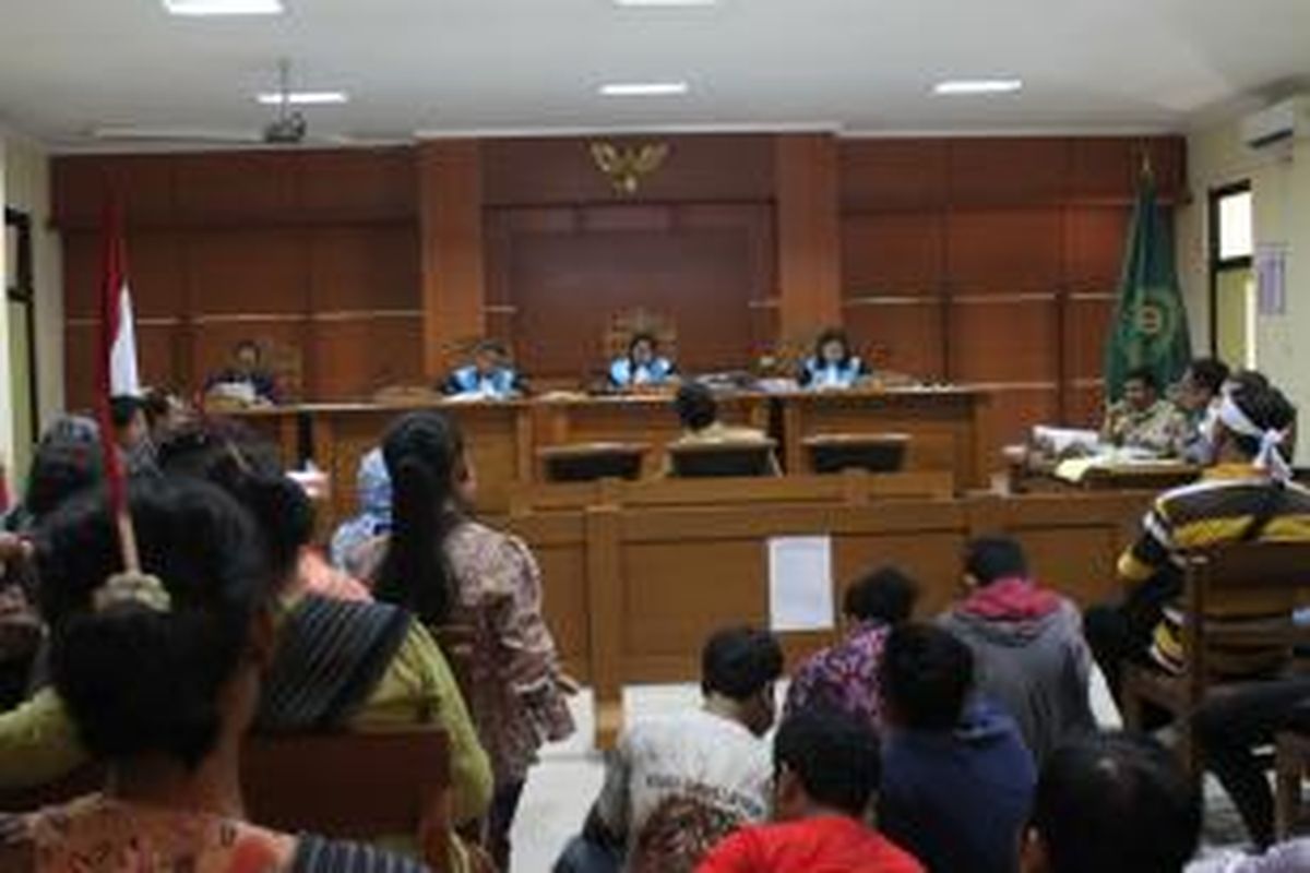 Kepala dinas EDSM Provinsi Jawa Tengah, Teguh Dwi Paryono memberikan keterangan soal izin lingkungan pabrik Semen Indonesia di Pengadilan Tata Usaha Negara Semarang, Kamis (26/2/2015)