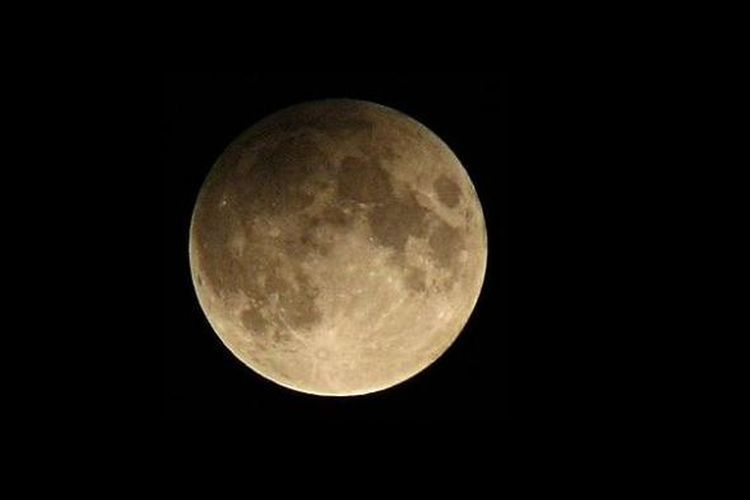 Ketika terjadi gerhana bulan penumbra maka bulan masih terlihat dengan warna