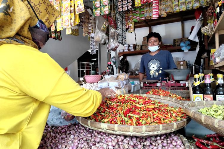 Seorang pengunjung pasar berbelanja di sebuah kios penjual cabai rawit di Pasar Legi, Kota Blitar, Selasa (2/3/2021). 