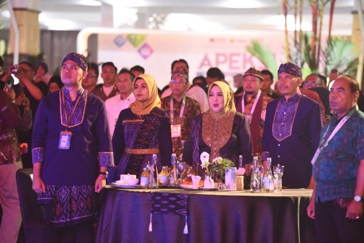 Jajaran kepala daerah mengenakan busana tradisional khas Kota Kediri pada acara Gala Dinner Musyawarah Komisariat Wilayah (Muskomwil) IV Apeksi Ke-13 yang digelar di Kota Kediri, Jawa Timur, Rabu (16/7/2025).