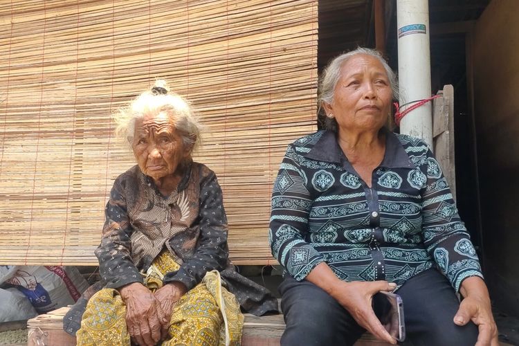 Suparni (96) dan Tukiyem (69) asal Pedukuhan Sadang, Kalurahan Tanjungharjo, Kapanewon Nanggulan, Kabupaten Kulon Progo, Daerah Istimewa Yogyakarta. Ibu dan anak cerita masa lalu sulit di masa silam yang membentuknya hingga kini.