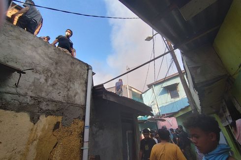 Kebakaran di Pemukiman Padat Penduduk Menteng Diduga Akibat Korsleting