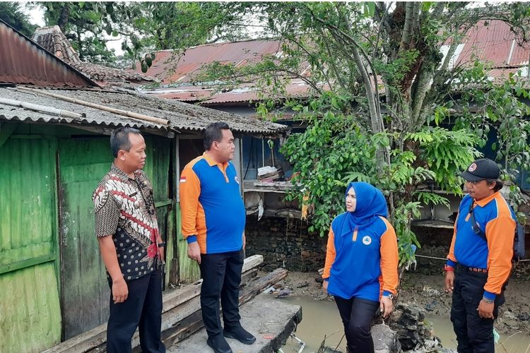 Bupati Blora, Arief Rohman beserta jajarannya mengecek lokasi usai terjadinya banjir di Kecamatan Cepu, Kabupaten Blora, Jawa Tengah, Kamis (20/10/2022)