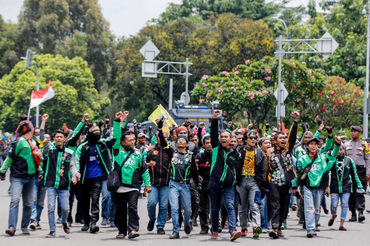 Pengemudi ojek online melakukan aksi unjuk rasa di depan Istana Negara, Jakarta Pusat, Selasa (27/3). Massa dari pengemudi ojek online menuntut pemerintah membantu untuk berdiskusi dengan perusahaan transportasi online agar merasionalkan tarif.