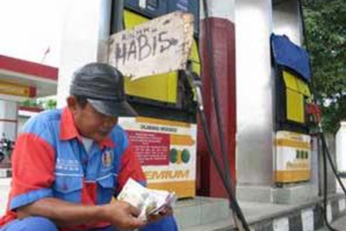 Seorang pekerja duduk dengan latar 