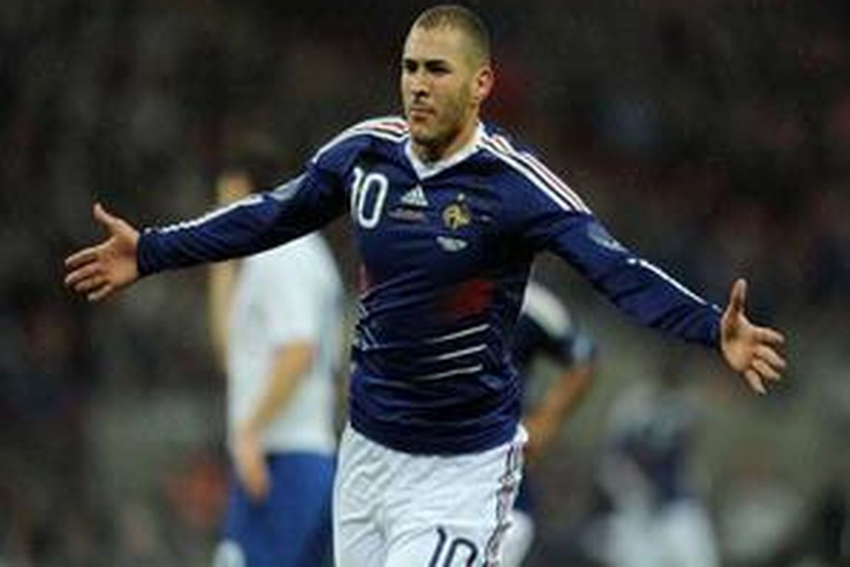 Striker Perancis Karim Benzema merayakan golnya ke gawang Inggris dalam duel persahabatan di Stadion Wembley, London, Rabu (17/11/2010).
