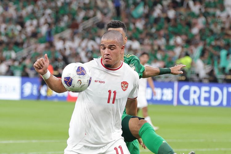 Pemain Timnas Indonesia, Ragnar Oratmangoen, beraksi pada laga putaran ketiga Kualifikasi Piala Dunia 2026 Arab Saudi vs Indonesia di King Abdullah Sports City pada Kamis (5/9/2024) atau Jumat (6/9/2024).