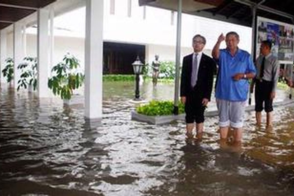 Presiden Susilo Bambang Yudhoyono (biru) didampingi Menlu Marty Natalegawa (kiri), memeriksa kawasan Istana Negara yang kebanjiran, Kamis (17/1/2013).
