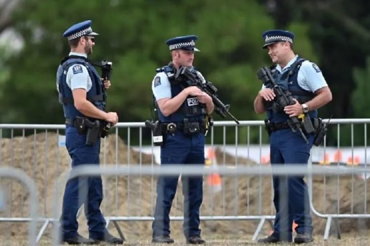 Petugas polisi berada di Christchurch, Selandia Baru pada Senin (18/3/2019). (AFP/Anthony Wallace)