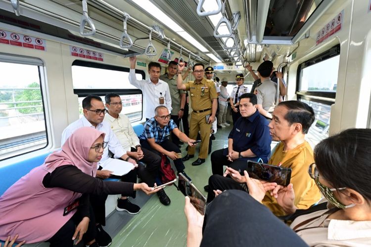 Presiden Joko Widodo saat berbincang dengan media selama perjalanan naik LRT Jabodebek dari Stasiun Harjamukti ke Stasiun Dukuh Atas, Kamis (3/8/2023).
