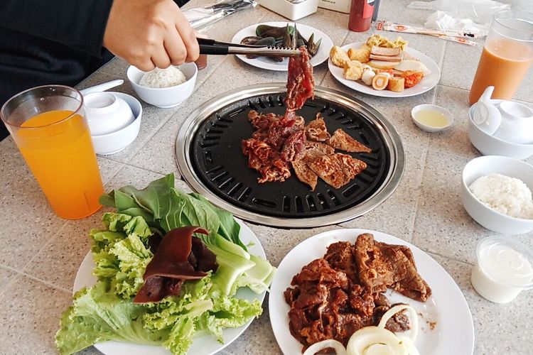 Membakar daging di atas panggangan arang di Hodai AYCE, Kota Malang. Restoran all you can eat di Kota Malang ini baru buka Juni 2020, gerai kedua Desember 2020.