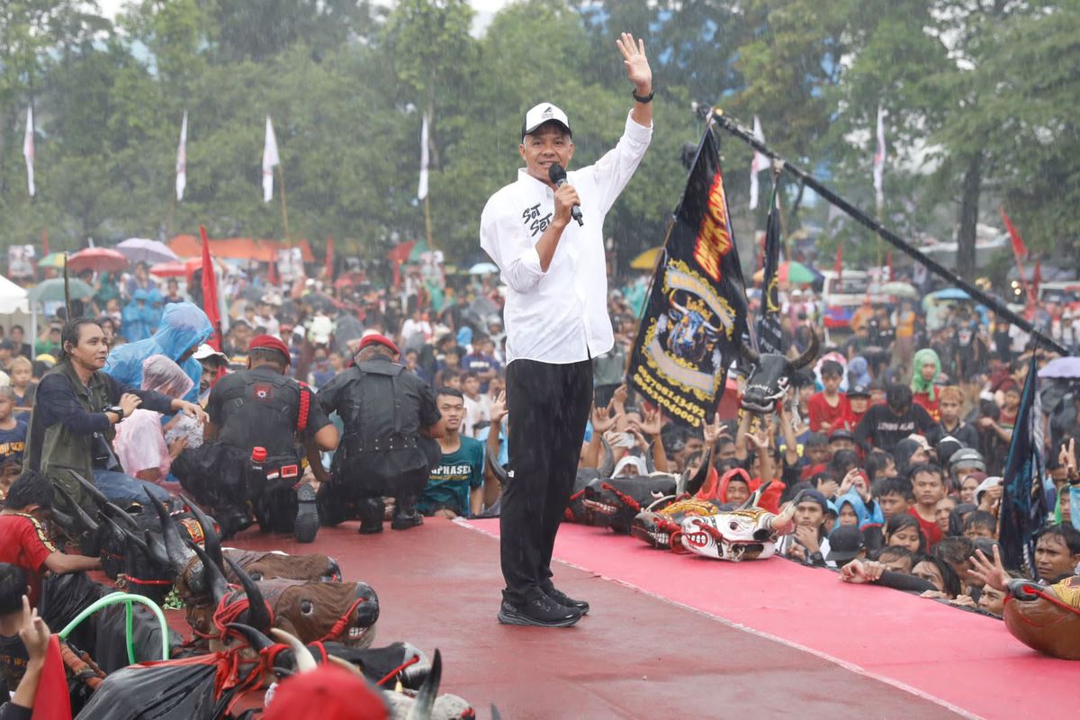 Calon presiden nomor urur 3 Ganar Pranowo saat berkampanye di Lapangan Kedungkandang, Malang, Selasa (30/1/2024). Lokasi kampanye Ganjar berdekatan dengan tempat acara peringatan hari ulang tahun Muslimat NU.