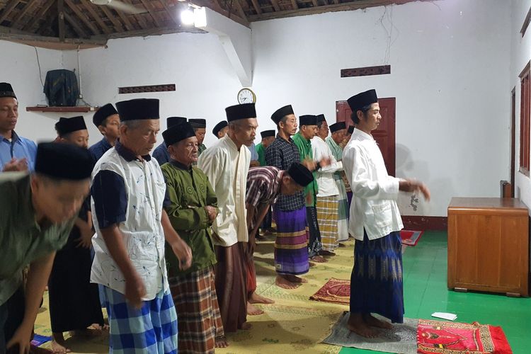 Jamaah Masjid Aolia, menggelar shalat tarawih pertama di Panggang III, Giriharjo, Panggang, Gunungkidul, DI Yogyakarta. Rabu (6/3/2024) malam