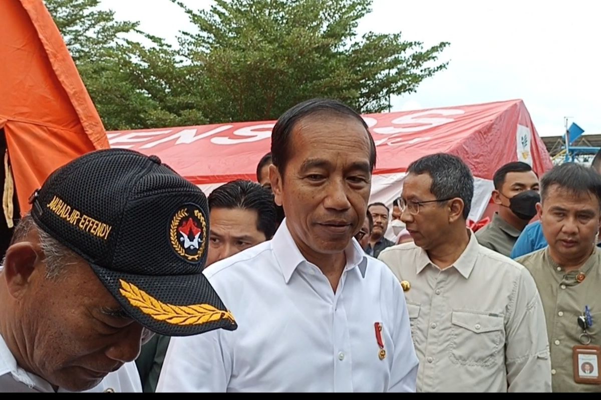 Presiden Joko Widodo menyebut terdapat dua pilihan untuk mengatasi kasus kebakaran Depo Pertamina Plumpang, Jakarta Utara, yakni merelokasi warga ke tempat aman atau memindahkan Depo Pertamina tersebut, Minggu (5/3/2023).