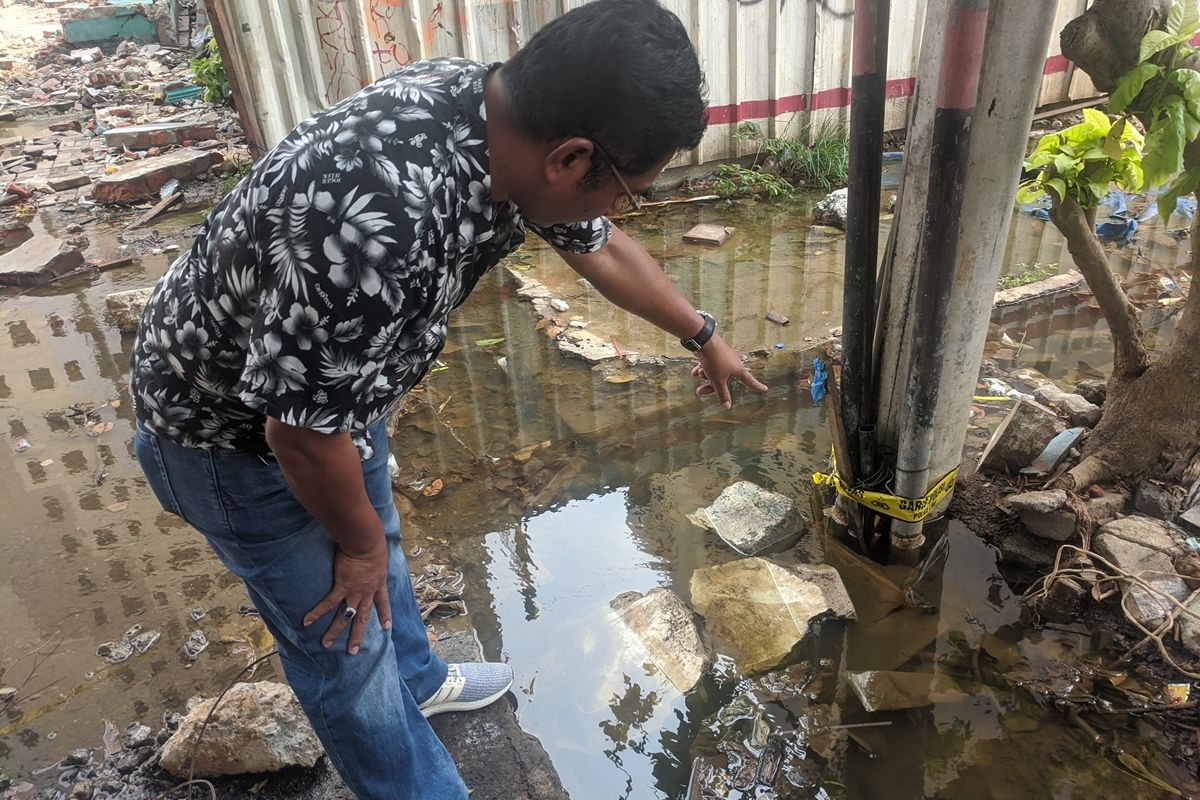 Kanit Reskrim Polsek Penjaringan Kompol Mustakim memberi keterangan di lokasi anak yang tewas tersentrum di kawasan Rusun Penjaringan, Jakarta Utara