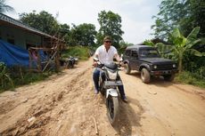 Hasanudin Prihatin Lihat Sekolah dan Jalan Rusak di Karawang