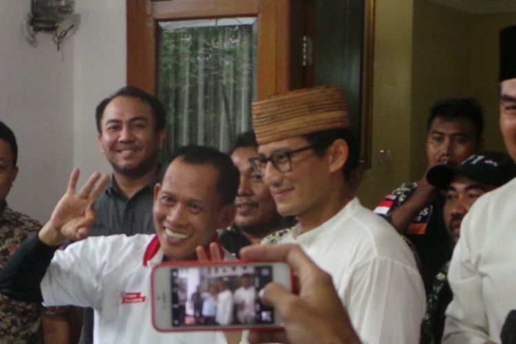 Relawan Agus-Sylviana yang tergabung dalam Gabungan Relawan Agus-Sylvi (Garansi) menyatakan dukungan mereka kepada pasangan calon gubernur-wakil gubernur nomor pemilihan tiga DKI Jakarta Anies Baswedan-Sandiaga Uno, di kawasan Duren Sawit, Jakarta Timur, Jumat (3/3/2017).