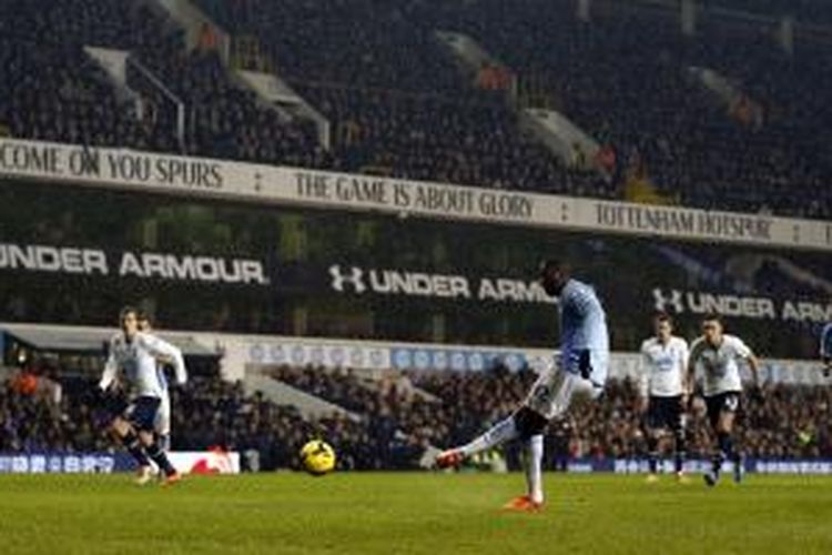 Gelandang Manchester City, Yaya Toure, saat mencetak gol ke gawang Tottenham Hotspur melalui titik putih pada lanjutan Premier League di Stadion White Hart Lane, Rabu (29/1/2014). 