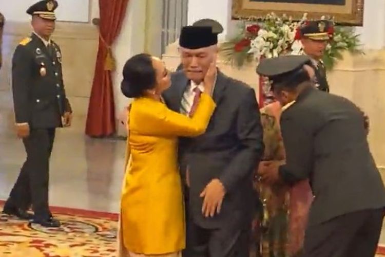 Menteri Koordinator Bidang Kemaritiman dan Investasi Luhut Binsar Pandjaitan terlihat menangis usai pelantikan Maruli Simanjuntak menjadi KSAD di Istana Negara, Jakarta Pusat, Rabu (29/11/2023). 
