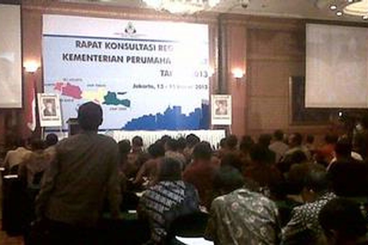 Suasana Rapat Konsultasi Regional II Kementerian Perumahan Rakyat, di Hotel Sultan, Jakarta, Jumat (15/3/2013). Rapat ini dihadiri oleh Menteri Perumahan Rakyat Djan Faridz, Gubernur DKI Jakarta Joko Widodo, Gubernur Jawa Barat Ahmad Heryawan, Gubernur DIY Sri Sultan Hamengku Buwono X, perwakilan Gubernur Jawa Timur dan Banten.