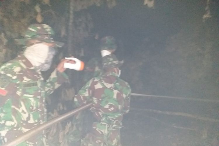 Pasukan Kostrad yang tergabung dalam Tim Satgas Karhutla Riau, melakukan pemadaman dan penyekatan api karhutla di lahan tanah gambut malam hari di Jalan Kampung Baru, Kelurahan Terkul, Kecamatan Rupat, Kabupaten Bengkalis, Riau, Selasa (26/2/2019).