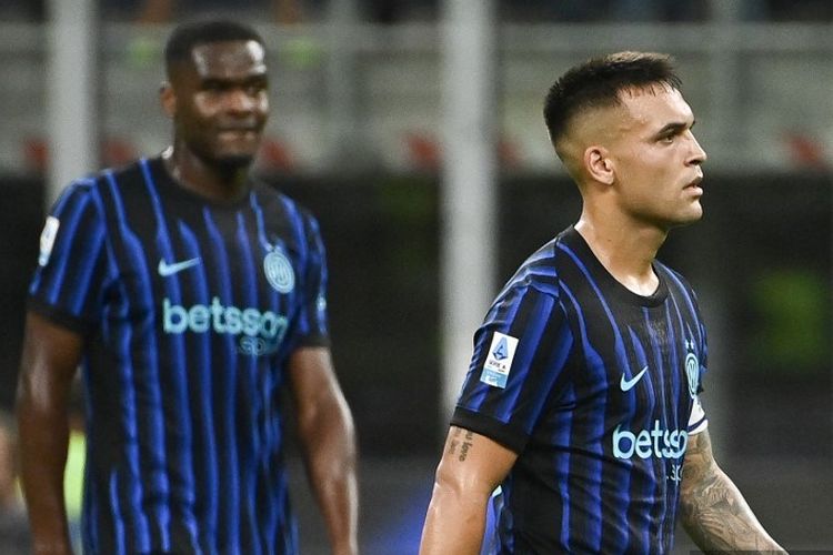 Lautaro Martinez (kanan) meninggalkan lapangan pada akhir pertandingan sepak bola Serie A Italia antara Inter Milan vs Udinese di Stadion San Siro di Milan pada 31 Agustus 2025. (Foto oleh Isabella BONOTTO / AFP)