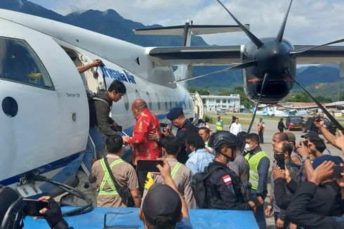 Gubernur Papua Lukas Enembe Diterbangkan ke Jakarta