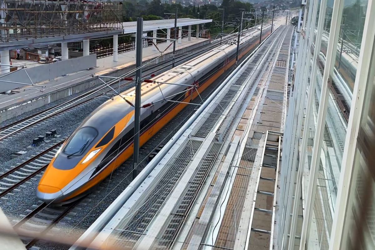 Kementerian Perhubungan (Kemenhub) merencanakan pembangunan Kereta Cepat Jakarta-Bandung (KCJB) hingga Surabaya dengan melewati Yogyakarta.