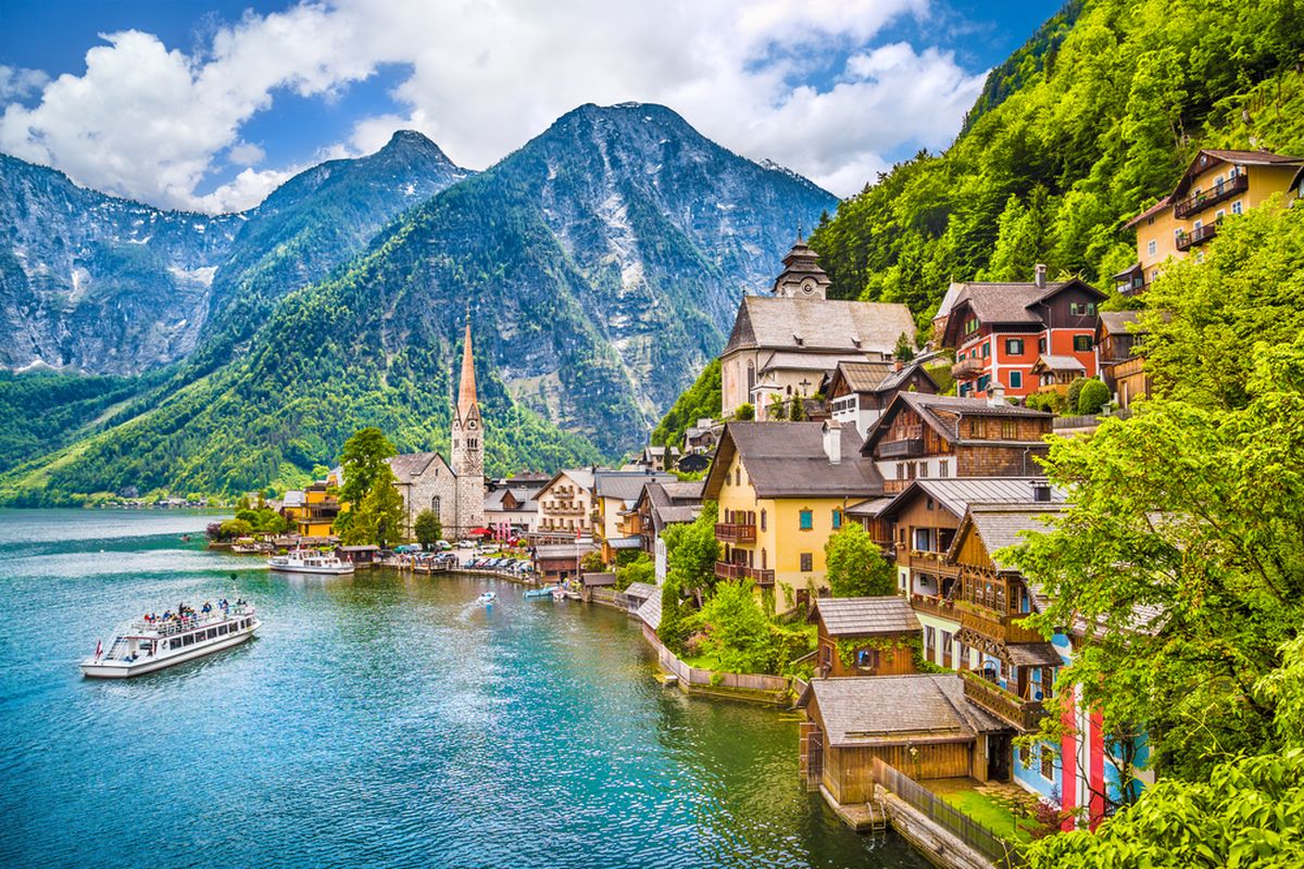 Ilustrasi panorama gunung di Hallstatt dan Danau Hallstaetter  di Salzkammergut, Austria.