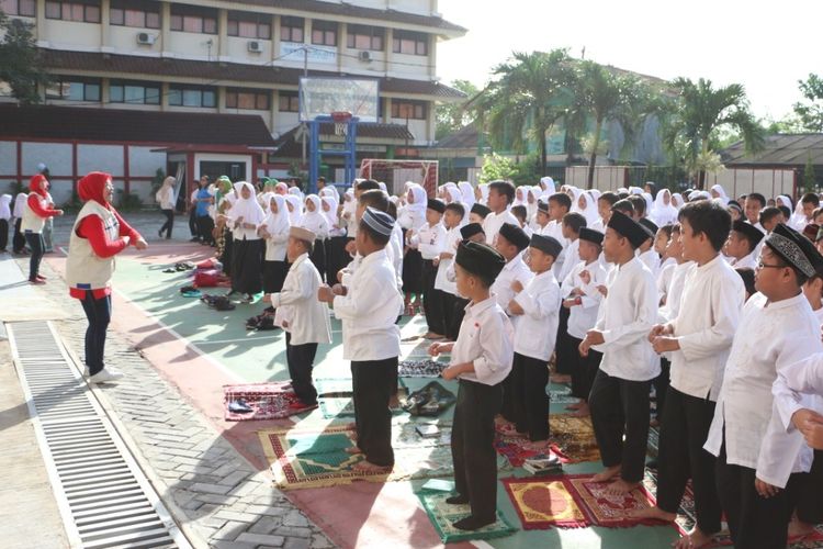 PT Garudafood Putra Putri Jaya Tbk (GOOD) dalam kegiatan CSR di SD Negeri Pesanggrahan 04 Pagi, Jakarta, melakukan edukasi keamanan pangan dengan mendongeng. Kegiatan berlangsung Jumat (22/3/2019). 

