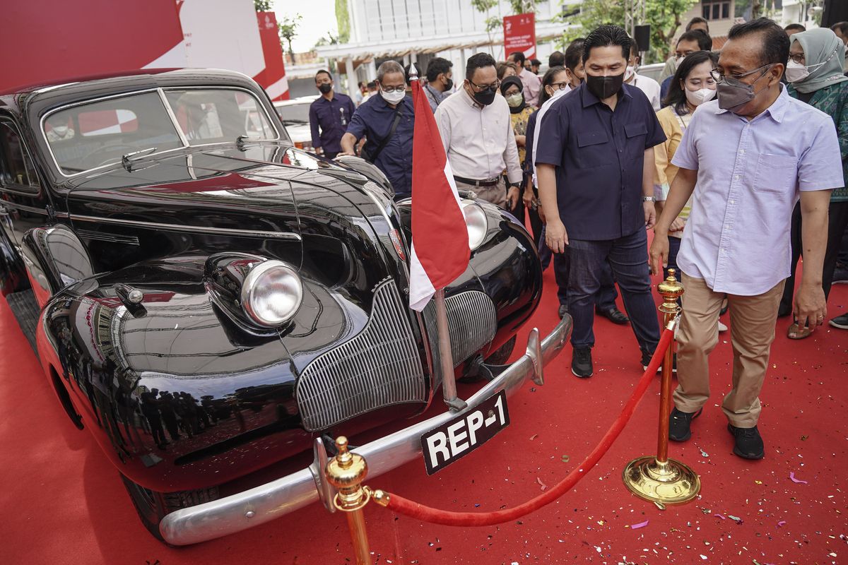 Menteri Sekretaris Negara Pratikno (kanan) bersama Menteri BUMN Erick Thohir (kedua kanan) mengamati salah satu mobil kepresidenan yang dipamerkan pada Pameran Arsip dan Mobil Kepresidenan RI di Sarinah, Jakarta, Sabtu (13/8/2022). Pameran tersebut digelar dalam rangka menyambut Hari Ulang Tahun ke-77 Kemerdekaan Republik Indonesia. ANTARA FOTO/Dhemas Reviyanto/nym.