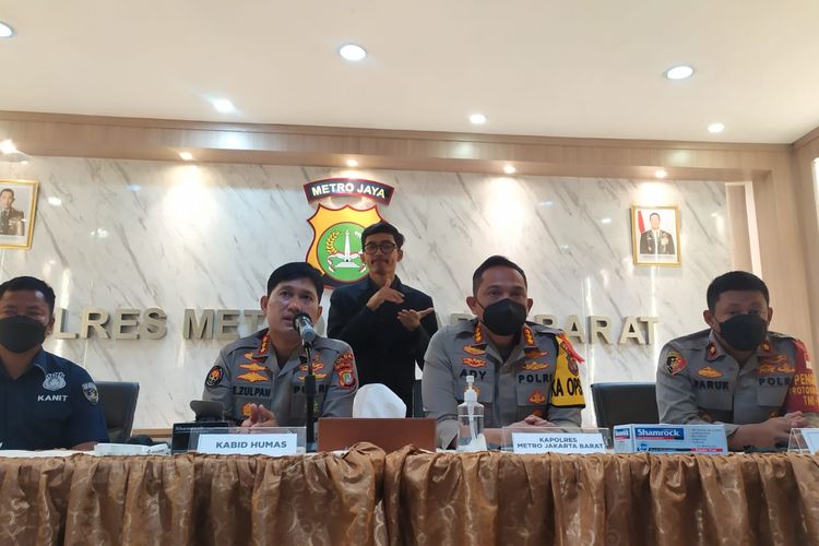 Polisi membantah adanya pelecehan seksual oleh sopir taksi online GJ, kepada penumpang NT, di Tambora, beberapa waktu lalu. 