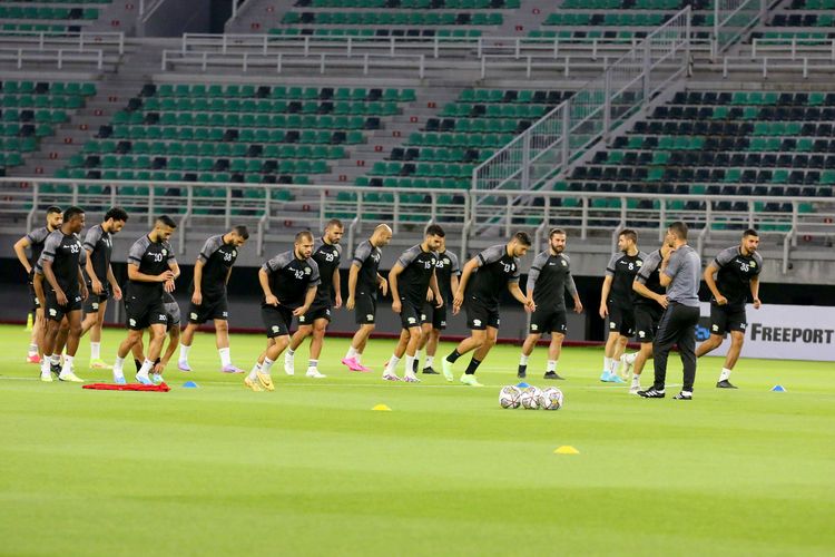 Pemain Timnas Palestina saat latihan sehari jelang FIFA Matchday melawan Indonesia di Stadion Gelora Bung Tomo Surabaya, Selasa (13/6/2023) malam.