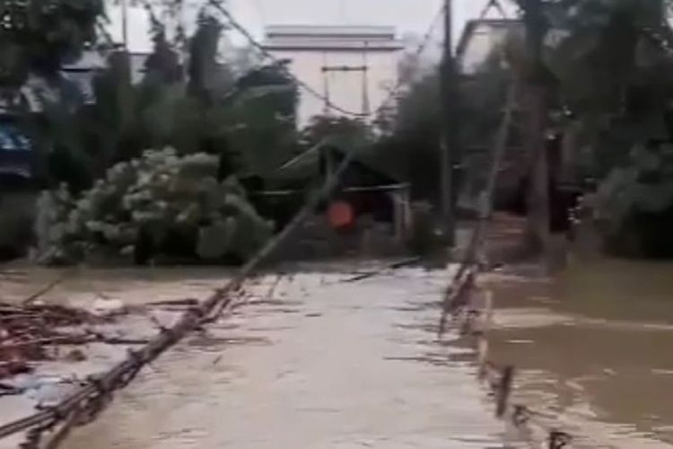 Sebuah jembatan gantung di Kecamatan Jelai Hulu, Kabupaten Ketapang, Kalimantan Barat (Kalbar) putus akibat banjir dan arus deras, Minggu (9/10/2022). Kepala Badan Penanggulangan Bencana Daerah (BPBD) Ketapang Yunifar Purwanto mengatakan, putusnya jembatan tersebut mengakibatkan terganggunya aktivitas lalu lintas warga. 