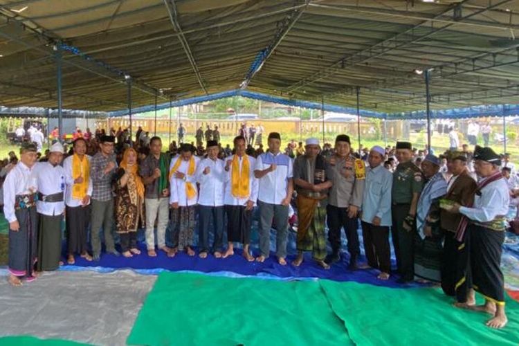 Suasana Gawe Rapat atau Roah untuk mempersatukan warga yang berselisih di Mareje, Lombok Barat