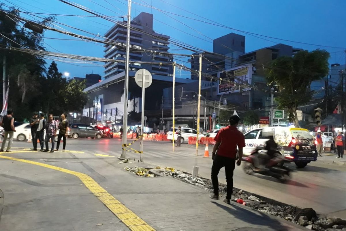 Pemerintah kota (pemkot) Jakarta Pusat memperbaiki kabel listrik yang semrawut di Jalan KH Wahid Hasyim, Selasa (6/11/2018).