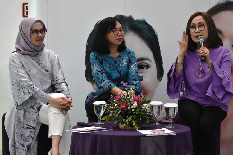 Elvira Megasari Saragih, S.Kom, MBA, Direktur Marketing Klinik Sakti Medika (kiri); dr. Hety, Sp.Ak, dokter Spesialis Akupuntur Klinik Sakti Medika (tengah); dan dr. Tina Wardhani Wisesa, SpKK(K), Founder Klinik Sakti Medika (kanan) dalam dalam acara temu media yang diadakan di Jakarta (18/12).